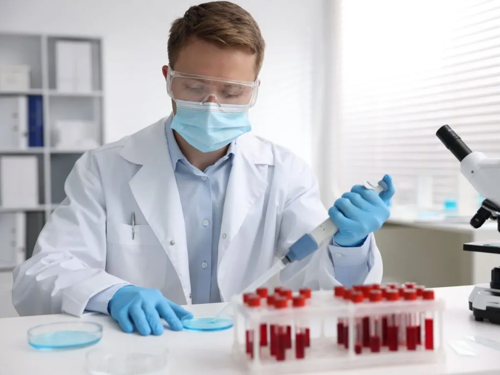 Technicien de laboratoire préparant des tubes de prélèvement sanguin