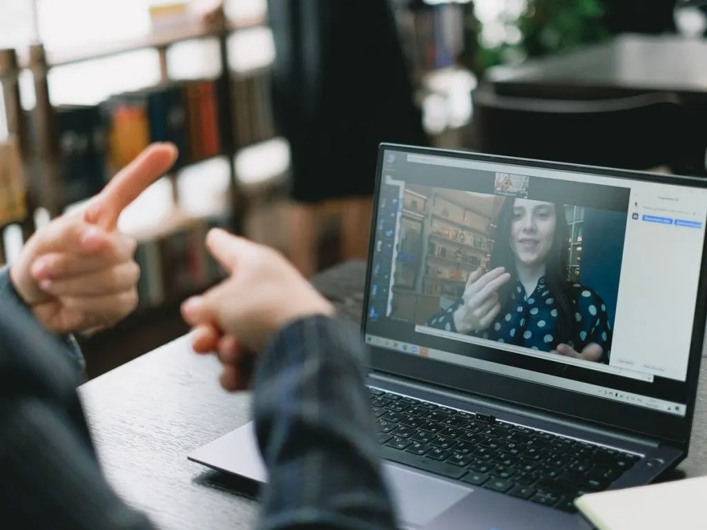 Entretien en visioconférence sur un ordinateur portable