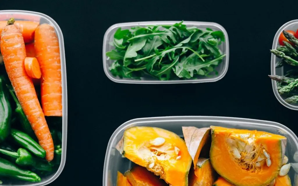 Repas préparés à l’avance en barquettes : carottes, roquette et courge